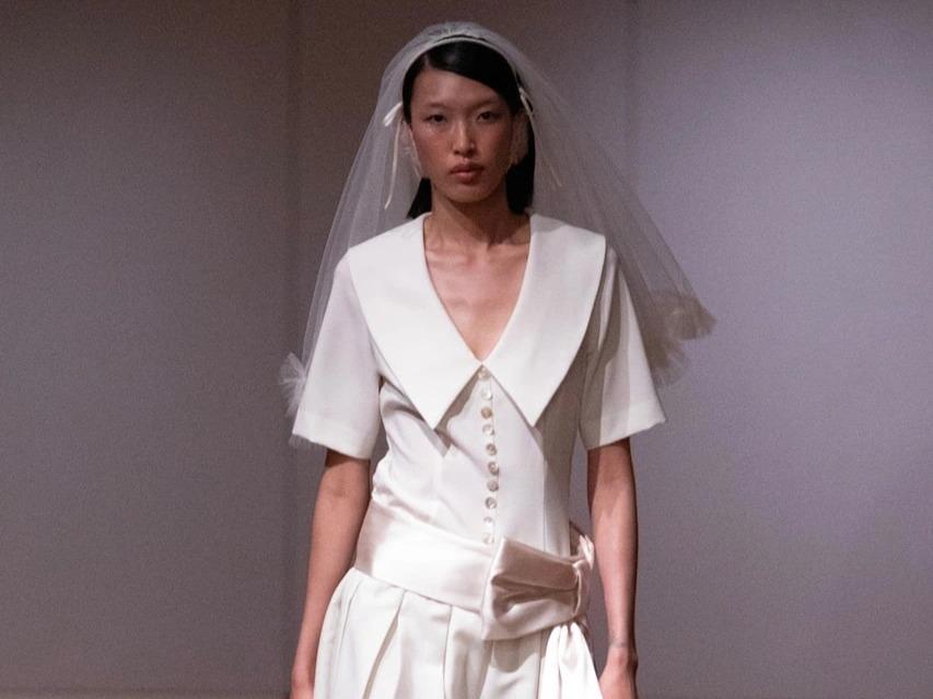 Phương Oanh bật khóc khi trình diễn thiết kế in chữ tiếng Việt tại Mỹ-1