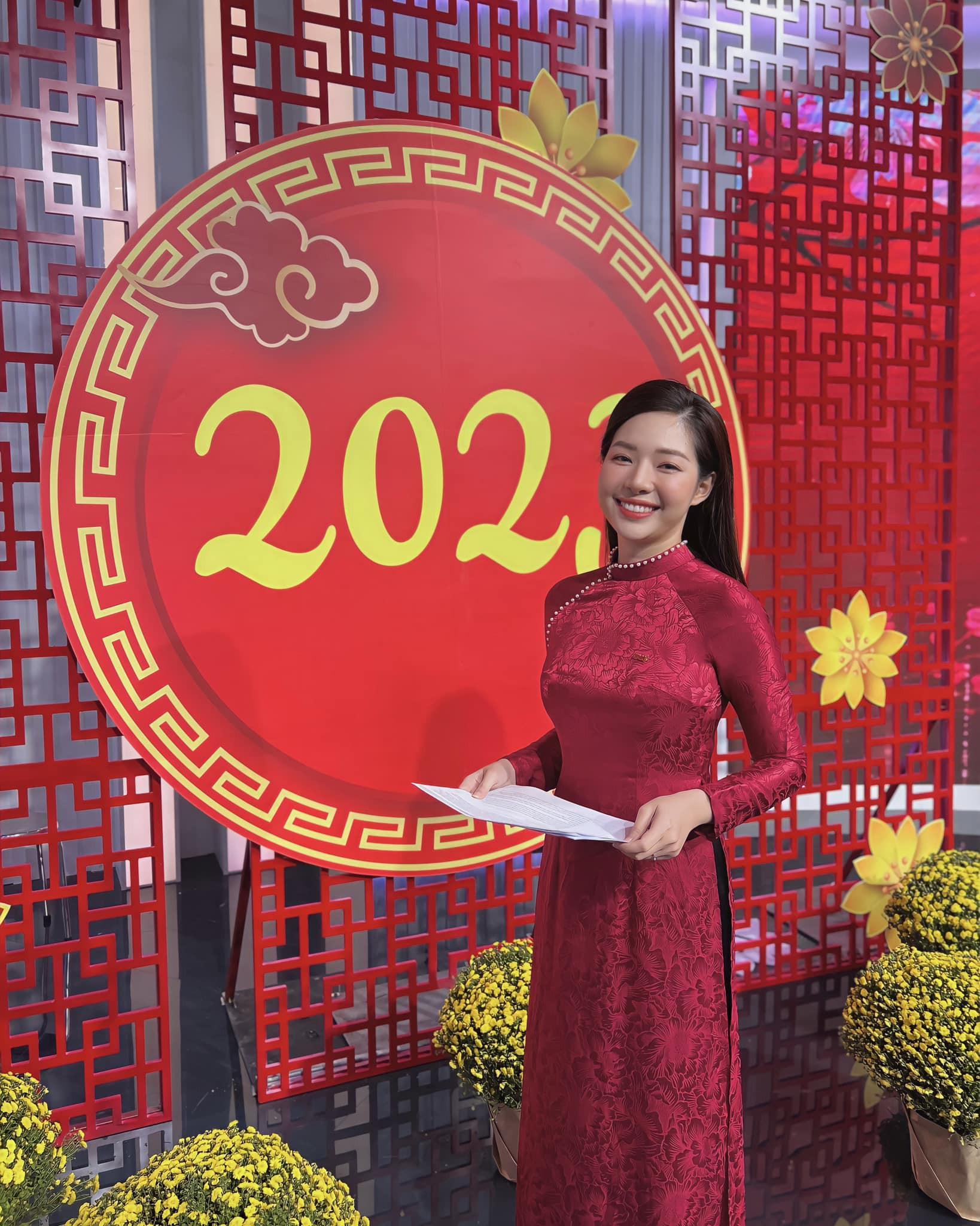 Vợ BTV xinh đẹp, năng động của Mạnh Cường VTV24-9