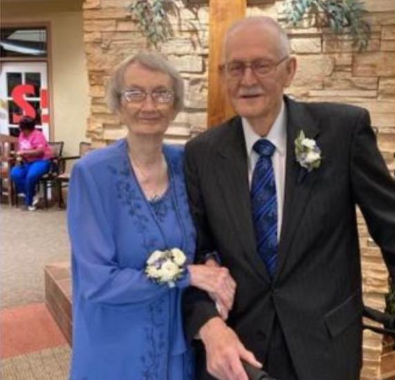 Cặp đôi kết hôn ở tuổi 96, tình yêu bắt đầu từ sở thích chơi bi-a-1