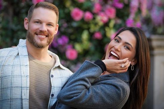 Hoa hậu Hoàn vũ 2020 được bạn trai cầu hôn