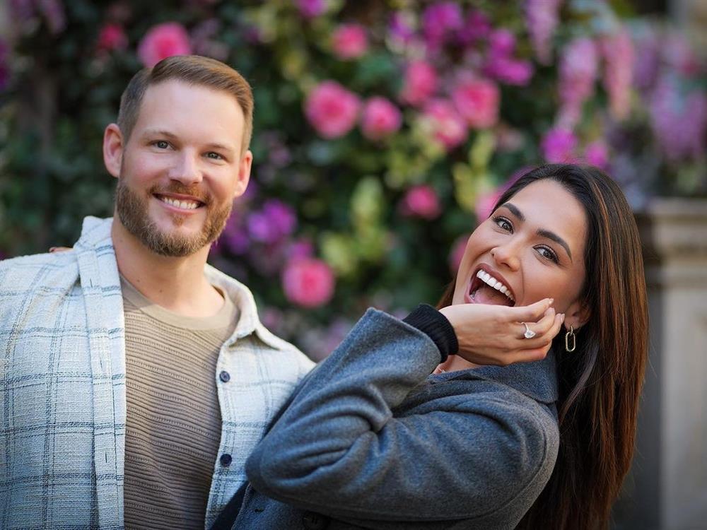 Hoa hậu Hoàn vũ 2020 được bạn trai cầu hôn-1