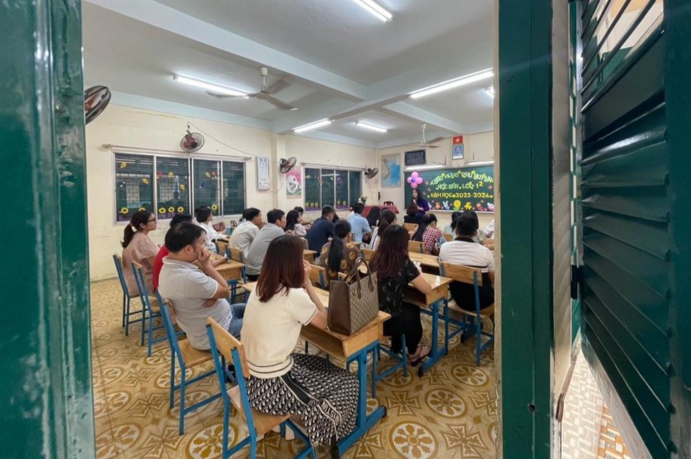 Vợ phát cáu vì chồng vào hội phụ huynh bởi... cô giáo quá xinh-2