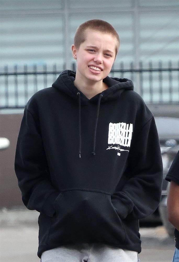 Con gái xinh đẹp của Angelina Jolie nổi loạn ở tuổi 17-6