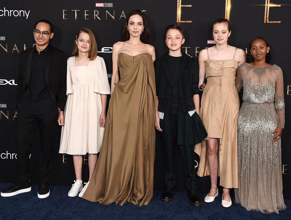 Con gái xinh đẹp của Angelina Jolie nổi loạn ở tuổi 17-7