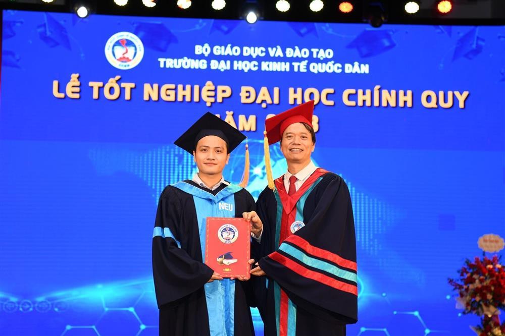 Vượt nghịch cảnh, thủ khoa ĐH Kinh tế Quốc dân được ví như thợ săn học bổng-1