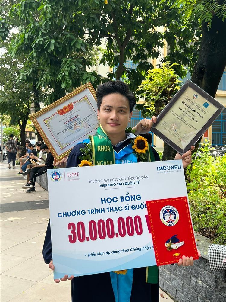 Vượt nghịch cảnh, thủ khoa ĐH Kinh tế Quốc dân được ví như thợ săn học bổng-2
