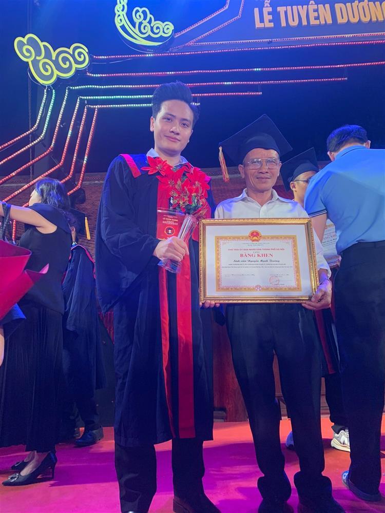 Vượt nghịch cảnh, thủ khoa ĐH Kinh tế Quốc dân được ví như thợ săn học bổng-3