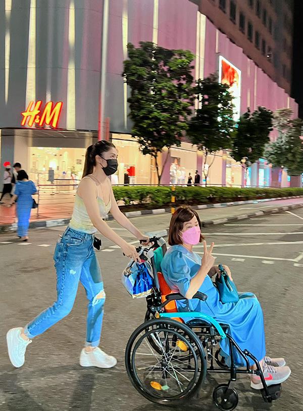 Vợ chồng Đăng Khôi chi phí 1 căn chung cư mỗi lần đưa 2 mẹ đi Singapore trị bệnh-11