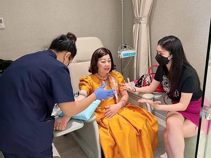 Vợ chồng Đăng Khôi chi phí 1 căn chung cư mỗi lần đưa 2 mẹ đi Singapore trị bệnh-12