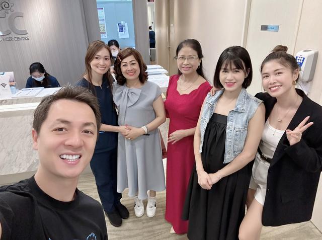 Vợ chồng Đăng Khôi chi phí 1 căn chung cư mỗi lần đưa 2 mẹ đi Singapore trị bệnh-13