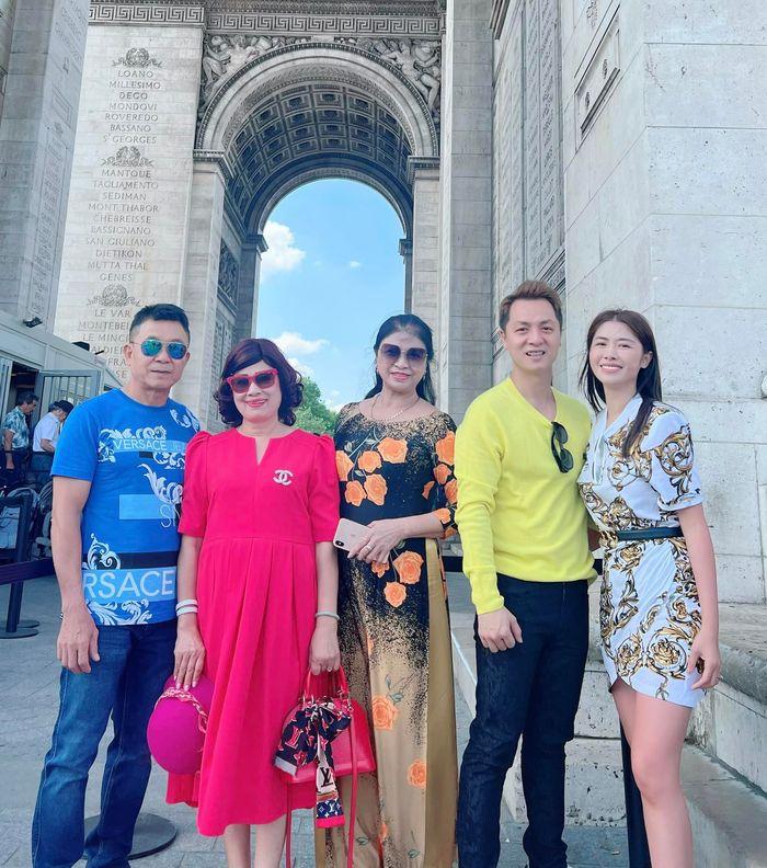 Vợ chồng Đăng Khôi chi phí 1 căn chung cư mỗi lần đưa 2 mẹ đi Singapore trị bệnh-14