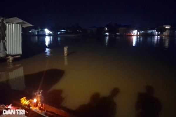 Bé gái chìm dưới đáy bể bơi do tóc bị hút chặt vào cống thoát nước-2