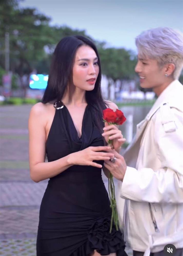 Những lần Ninh Dương Lan Ngọc mặc váy bó sát khiến người đi đường khó rời mắt-3