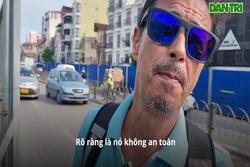 Khách Tây trải nghiệm trạm xe buýt 'nguy hiểm' nhất Hà Nội