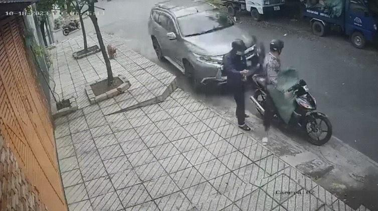 Tông ngã 2 tên trộm chó, tài xế ô tô có bị xử lý hình sự?-1