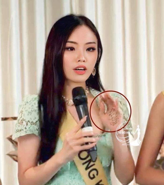 Hoa hậu Hòa bình Hong Kong chép tài liệu lên tay để thi phỏng vấn kín-1