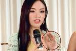 Hoa hậu Hòa bình Hong Kong chép tài liệu lên tay để thi phỏng vấn kín