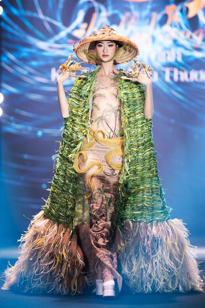 Võ Hoàng Yến diện trang phục 25kg, Đinh Ngọc Diệp diễn mở màn-4