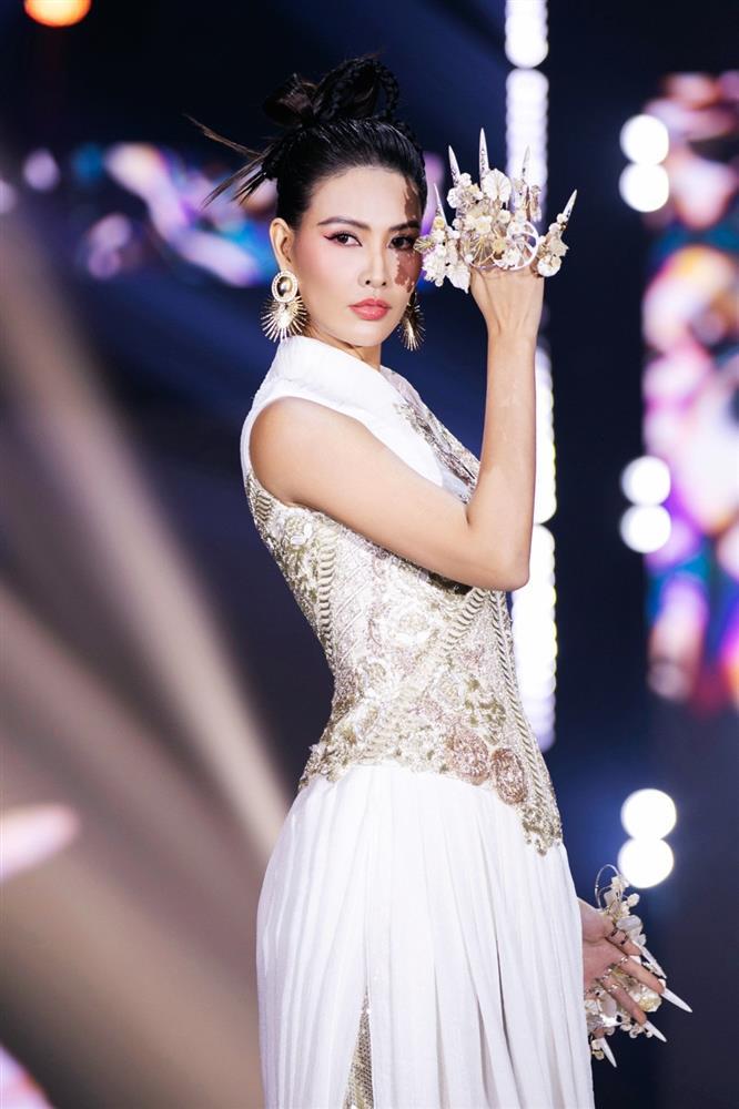 Võ Hoàng Yến diện trang phục 25kg, Đinh Ngọc Diệp diễn mở màn-10