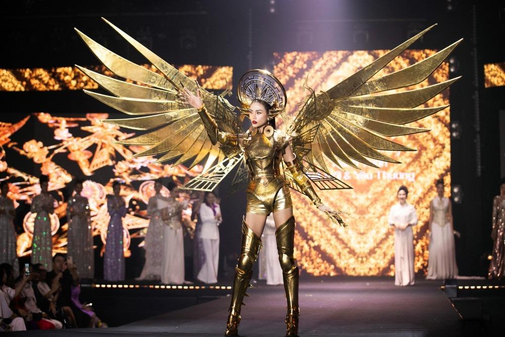 Võ Hoàng Yến diện trang phục 25kg, Đinh Ngọc Diệp diễn mở màn-12