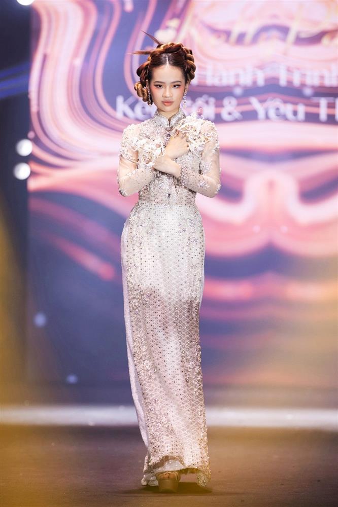 Võ Hoàng Yến diện trang phục 25kg, Đinh Ngọc Diệp diễn mở màn-7
