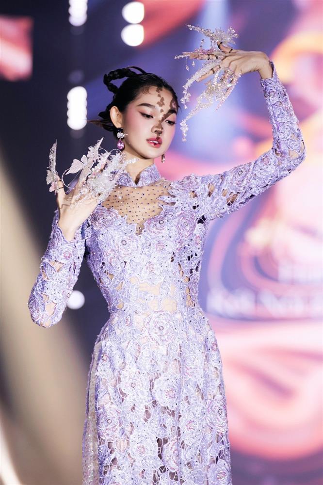 Võ Hoàng Yến diện trang phục 25kg, Đinh Ngọc Diệp diễn mở màn-9