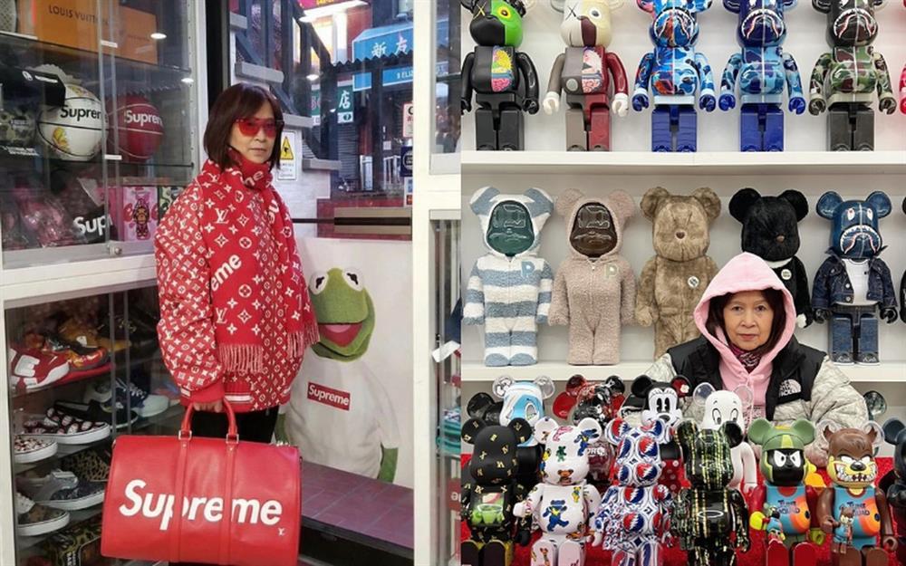 Bà mẹ U60 được mệnh danh nữ hoàng thời trang, nhiều sao muốn chụp ảnh cùng-1