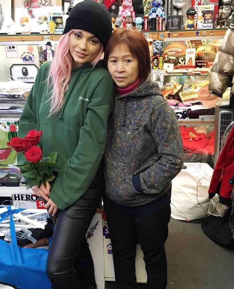 Bà mẹ U60 được mệnh danh nữ hoàng thời trang, nhiều sao muốn chụp ảnh cùng-2