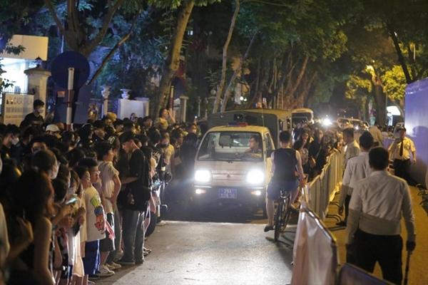 Đeo bám thần tượng, xâm phạm quyền riêng tư-1