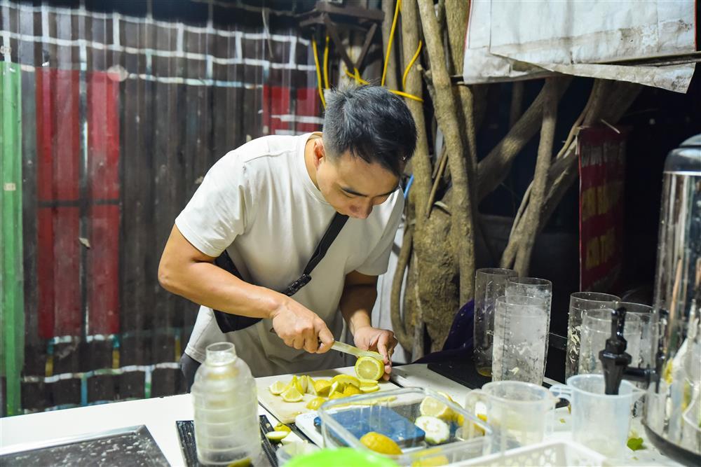 Món trà chanh giã mỏi nhừ tay, chủ quán bán 300 cốc mỗi tối ở vỉa hè Hà Nội-2