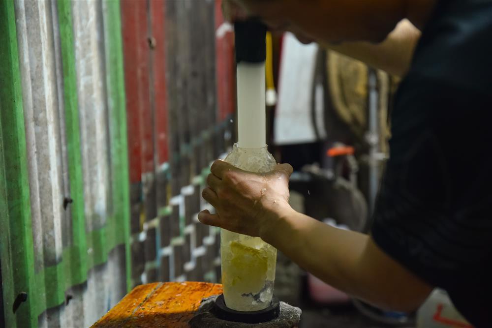 Món trà chanh giã mỏi nhừ tay, chủ quán bán 300 cốc mỗi tối ở vỉa hè Hà Nội-3