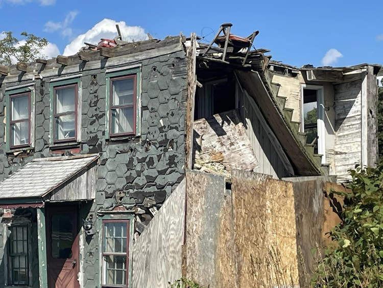 Ghế nát trên nóc nhà dột bất ngờ trở thành điểm du lịch hút khách-1