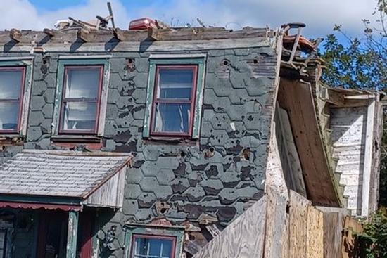 'Ghế nát trên nóc nhà dột' bất ngờ trở thành điểm du lịch hút khách