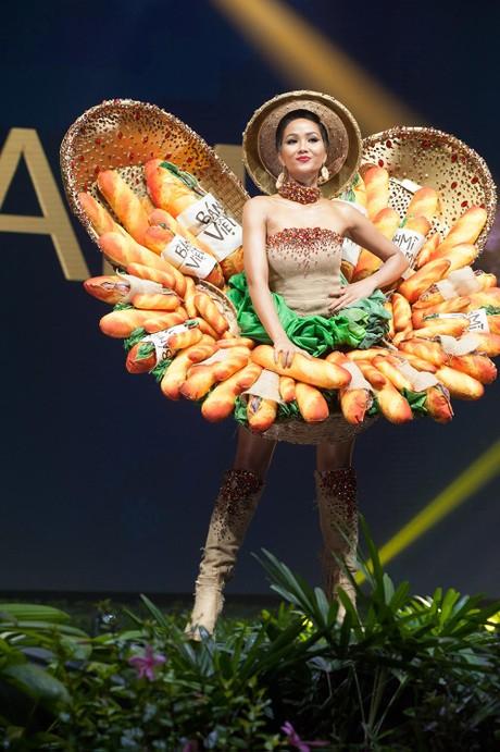 Trang phục dân tộc 10kg của Phương Nhi tại Miss International được fan sắc đẹp đánh giá đẹp thôi chưa đủ-6