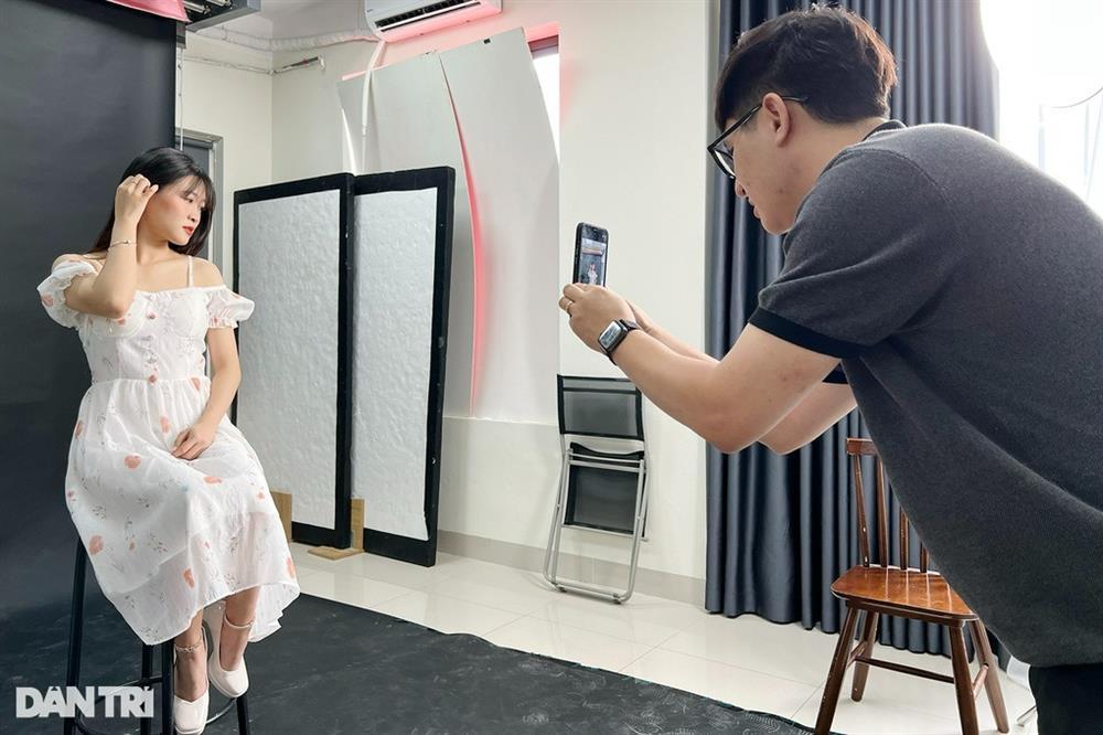 Đàn ông Hà Nội chi tiền triệu đi học chụp ảnh sống ảo cho vợ, người yêu-1