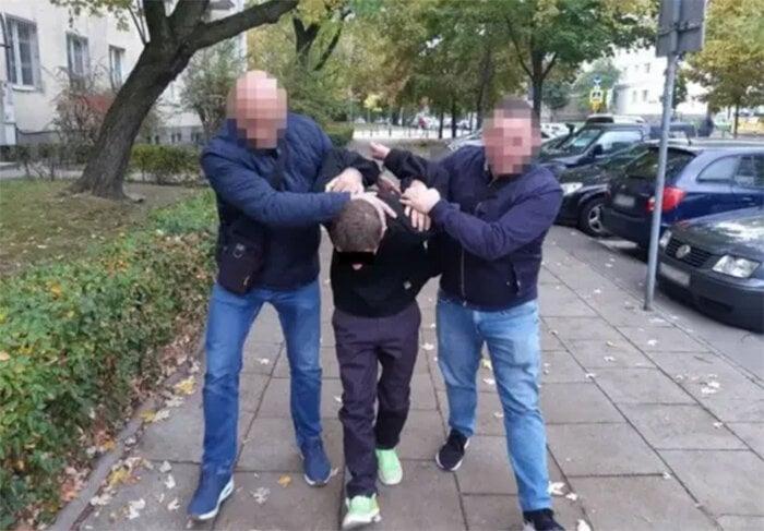 Giả ma-nơ-canh đứng bất động, chờ trung tâm thương mại đóng cửa để trộm nữ trang-3