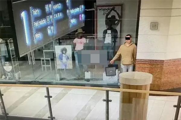 Trộm tiền mẹ để đãi bạn, bé trai bị đưa đến đồn cảnh sát-2