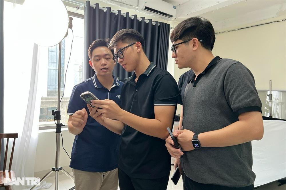 Đàn ông Hà Nội chi tiền triệu đi học chụp ảnh sống ảo cho vợ, người yêu-3