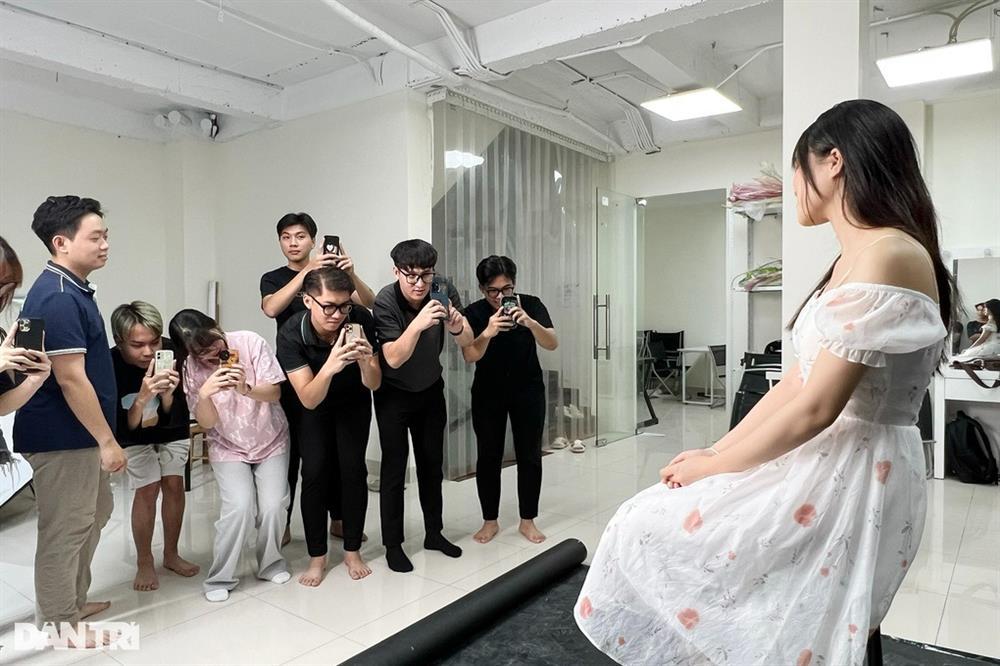 Đàn ông Hà Nội chi tiền triệu đi học chụp ảnh sống ảo cho vợ, người yêu-4