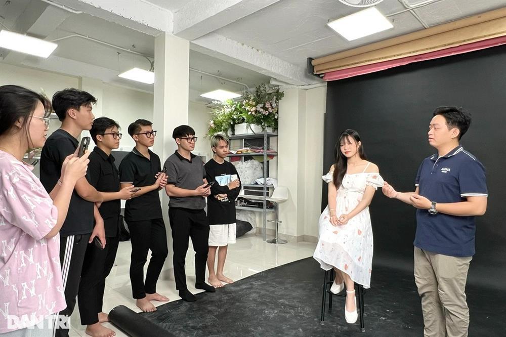 Đàn ông Hà Nội chi tiền triệu đi học chụp ảnh sống ảo cho vợ, người yêu-5