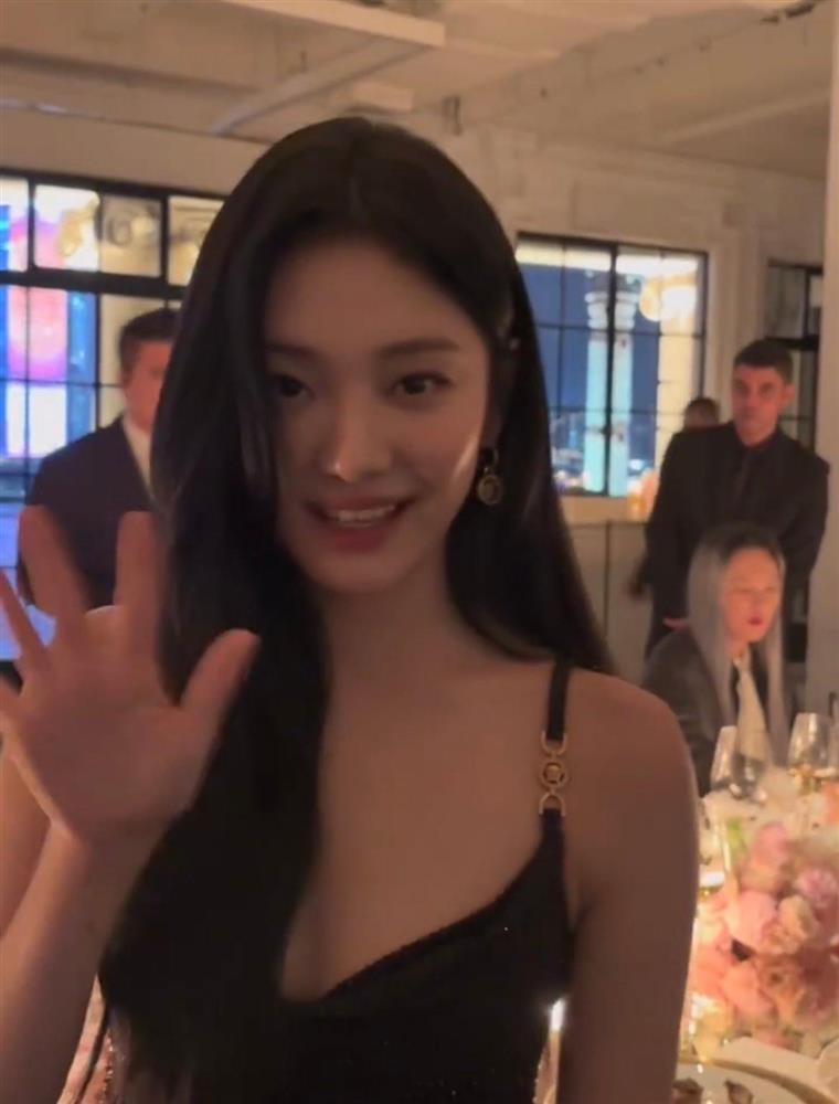 NingNing slay hết nấc, diện set đồ hơn 100 triệu tại sự kiện Versace-4