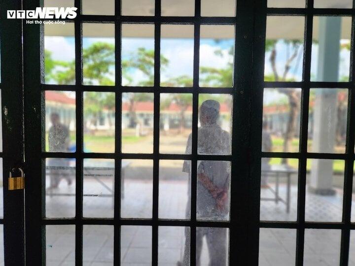 Nhập viện tâm thần do dùng ma túy, người đàn ông luôn miệng kêu bệnh do té ghế-2