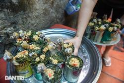 Khách Nhật giật mình tưởng đồ giả khi ăn gà tần đặt trong lon bia ở Hà Nội