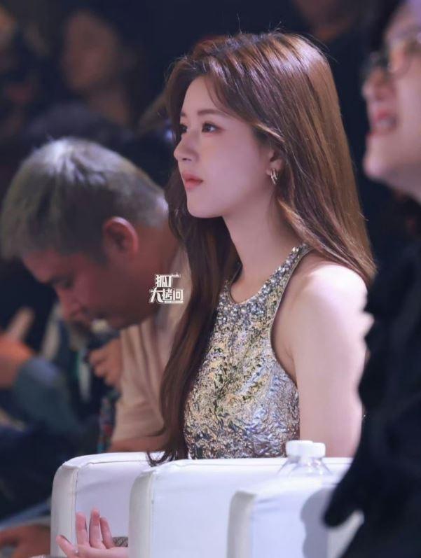 Triệu Lộ Tư khoe visual ngọt ngào ở sự kiện, sắc vóc qua cam thường 10 điểm không có nhưng-2