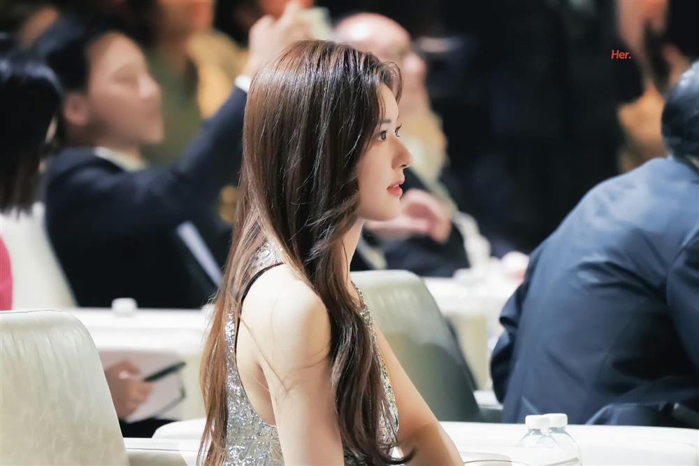 Triệu Lộ Tư khoe visual ngọt ngào ở sự kiện, sắc vóc qua cam thường 10 điểm không có nhưng-4