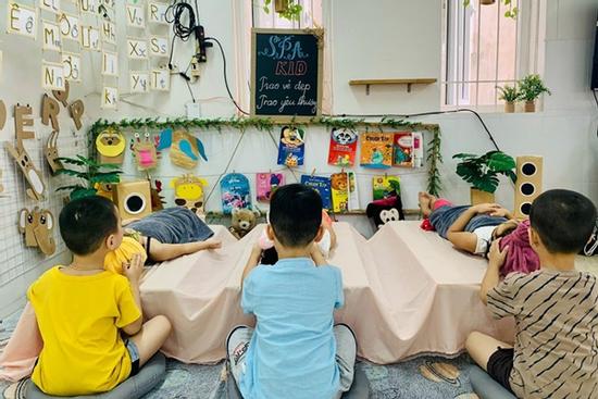 Trường ở Hà Nội dạy bé trai gội đầu, mát-xa chân cho bé gái gây phẫn nộ