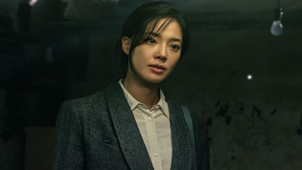 Nữ chính Tội Ác Kinh Hoàng mệt mỏi phờ phạc trên phim, ngoài đời trẻ đẹp ở tuổi U40-1