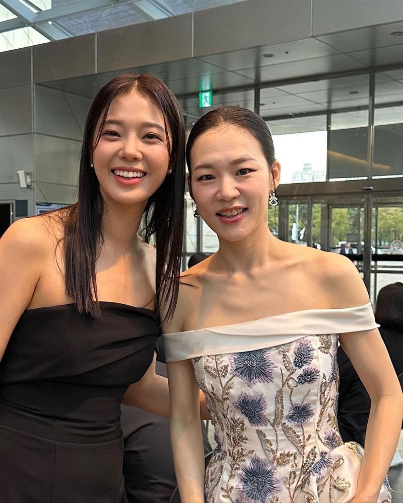 Nữ chính Tội Ác Kinh Hoàng mệt mỏi phờ phạc trên phim, ngoài đời trẻ đẹp ở tuổi U40-6