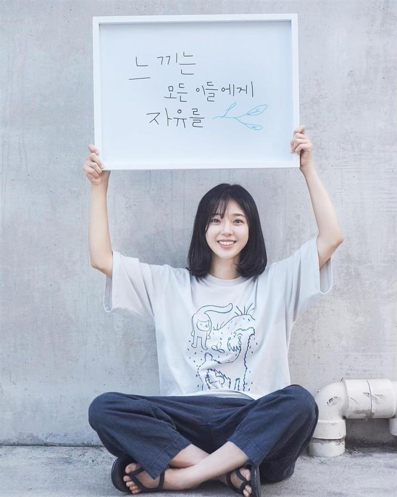 Nữ chính Tội Ác Kinh Hoàng mệt mỏi phờ phạc trên phim, ngoài đời trẻ đẹp ở tuổi U40-7