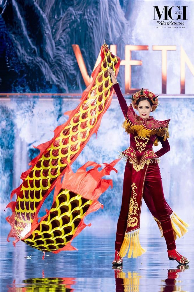Lê Hoàng Phương diễn xuất thần với trang phục dân tộc nặng 20kg-2